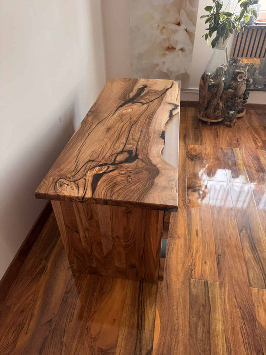 LUMINA Silvan – Sideboard aus Nussbaum & Epoxidharz