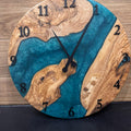 LUMINA Tiefblau – Wanduhr aus Nussbaum & Epoxidharz, Ø 40 cm