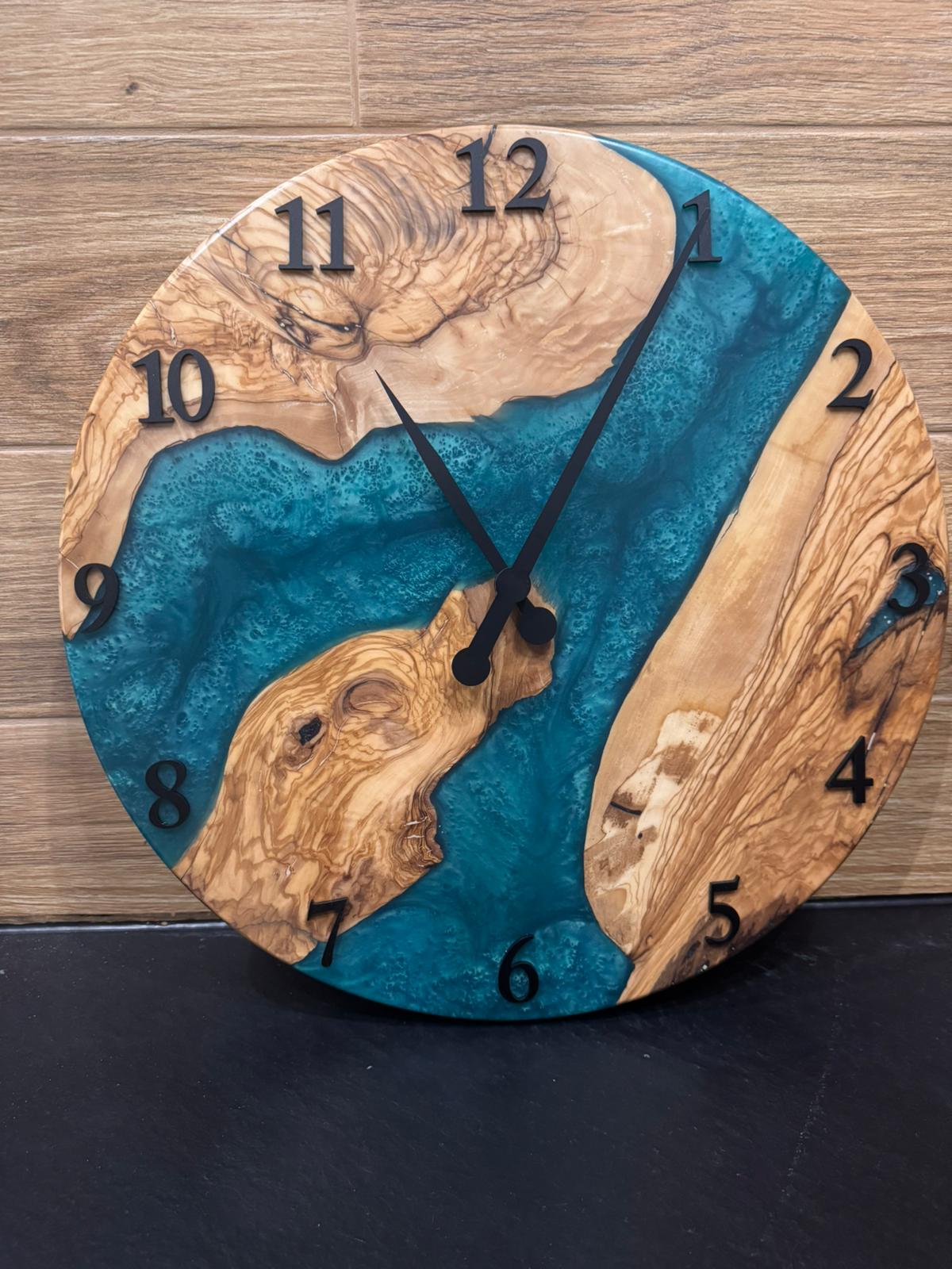 LUMINA Tiefblau – Wanduhr aus Nussbaum & Epoxidharz, Ø 40 cm