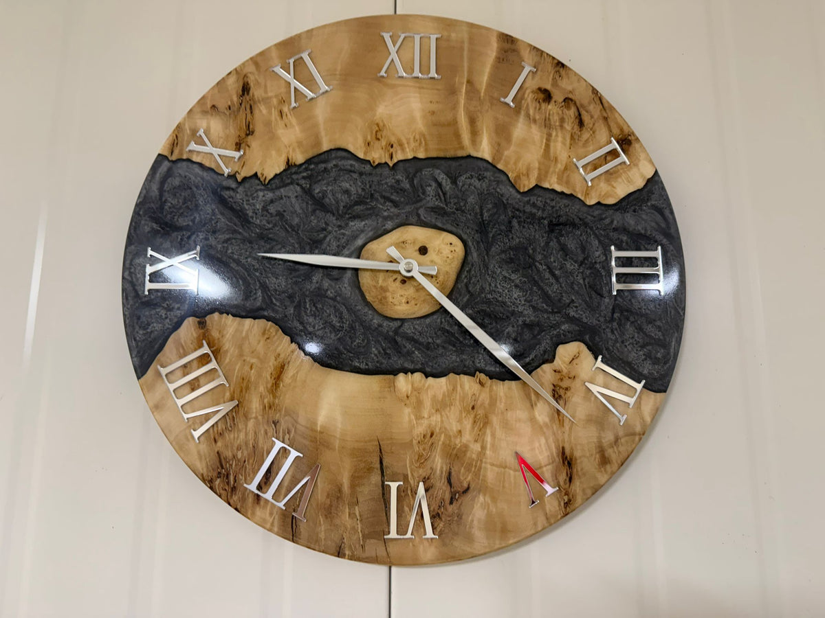 LUMINA Rauchgrau – Wanduhr aus Pappel & Epoxidharz, Ø 40 cm