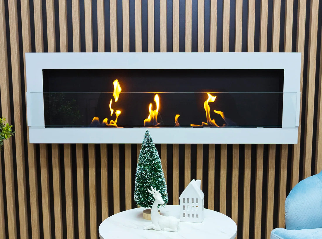 Hängender Bioethanol-Kamin mit Glasscheibe in einem Wohnraum