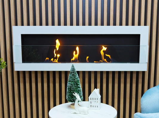 Hängender Bioethanol-Kamin mit Glasscheibe in einem Wohnraum