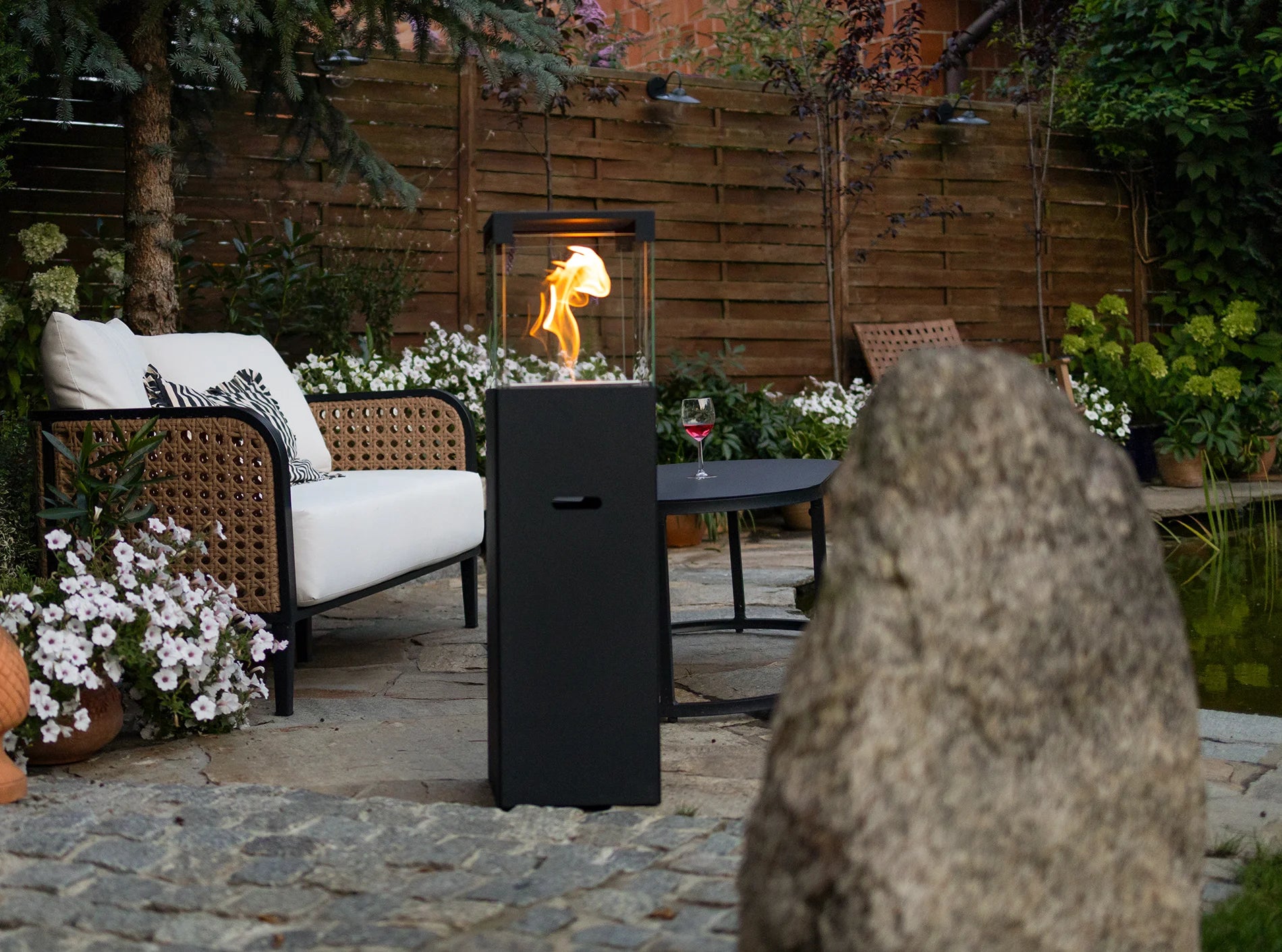 Biokamin Stand PATIO - BESTIA Schwarz Matt - IgnisLumina.ch