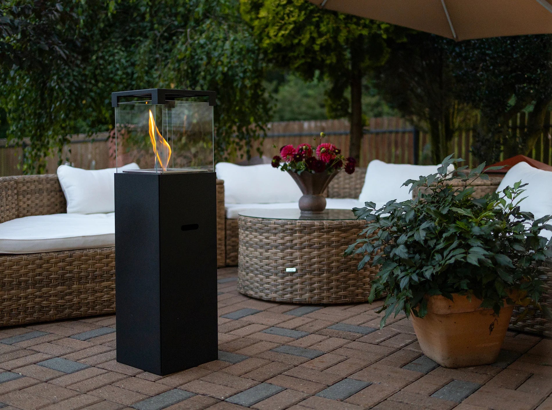 Biokamin Stand PATIO - BESTIA Schwarz Matt - IgnisLumina.ch