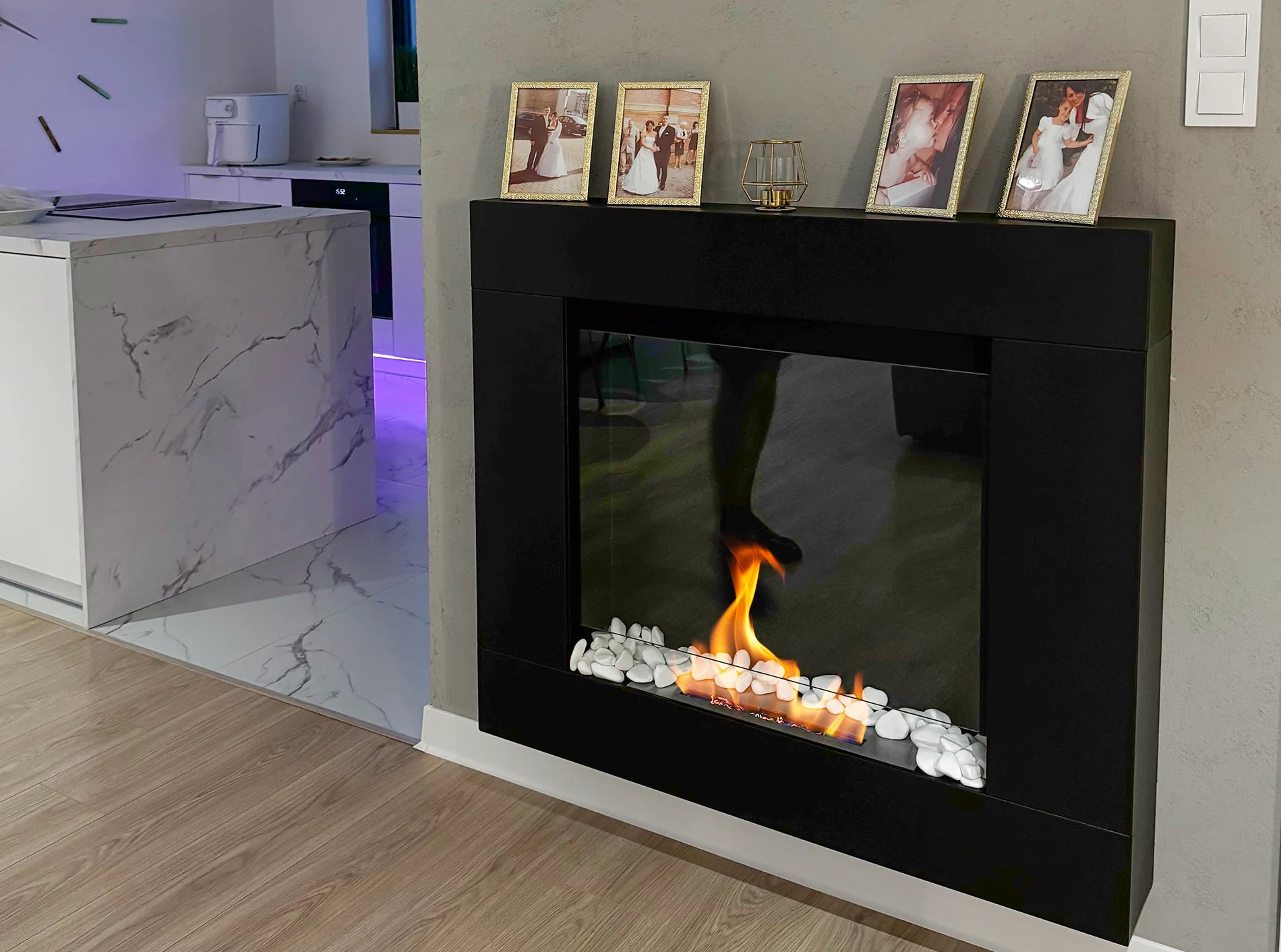 LUMINA Asne | Weisser Portalkamin – Skandinavische Eleganz trifft echtes Kaminfeuer – Bild 5 | IgnisLumina.ch