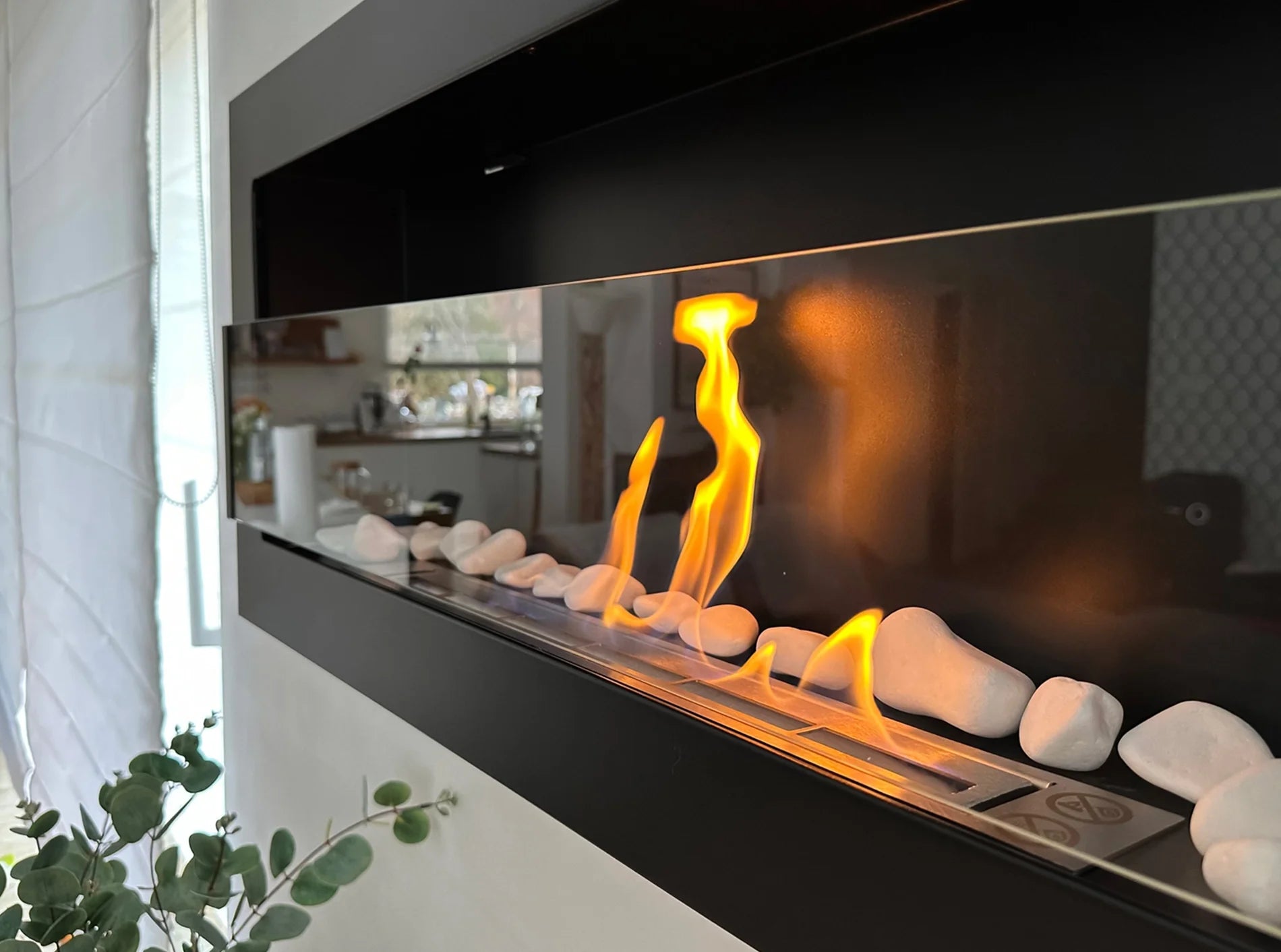 Biokamin 900x400 mit Glas Schwarz Strukturiert - IgnisLumina.ch