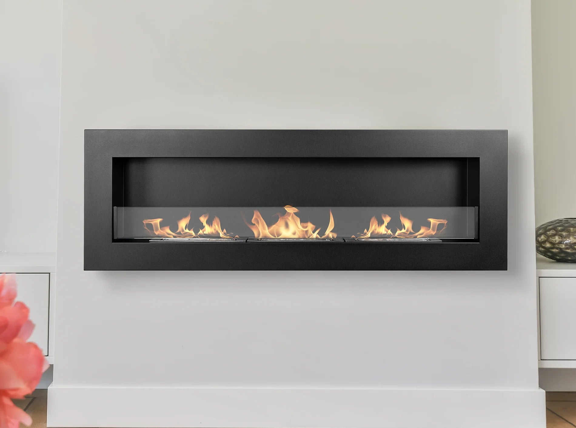 LUMINA Box Wandkamin 1200×400 | Breiter Kubus-Kamin mit Glasscheibe – Für grosse Räume – Detailansicht | IgnisLumina.ch