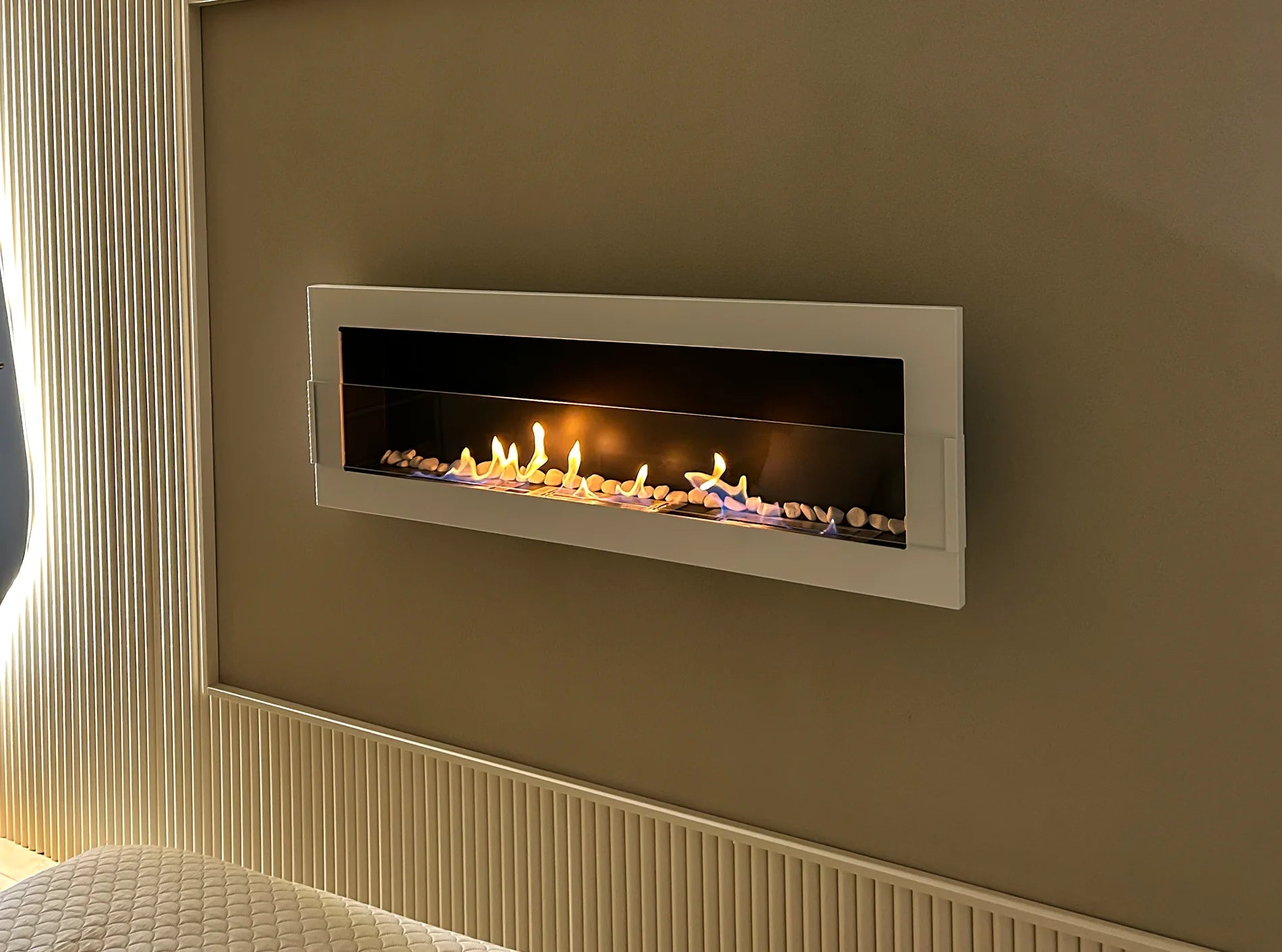 Wand-Biokamin 1200x400 Weiß Hochglanz mit Glas - IgnisLumina.ch