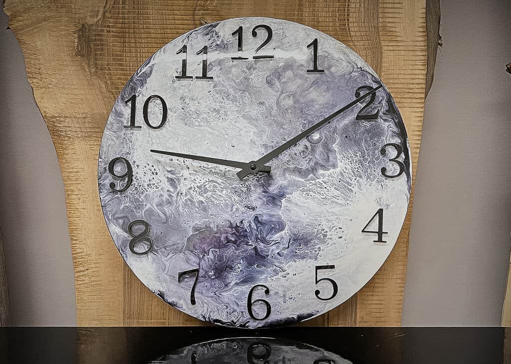 LUMINA Grau – Epoxidharz Wanduhr Design Edition – Bild 2 | IgnisLumina.ch