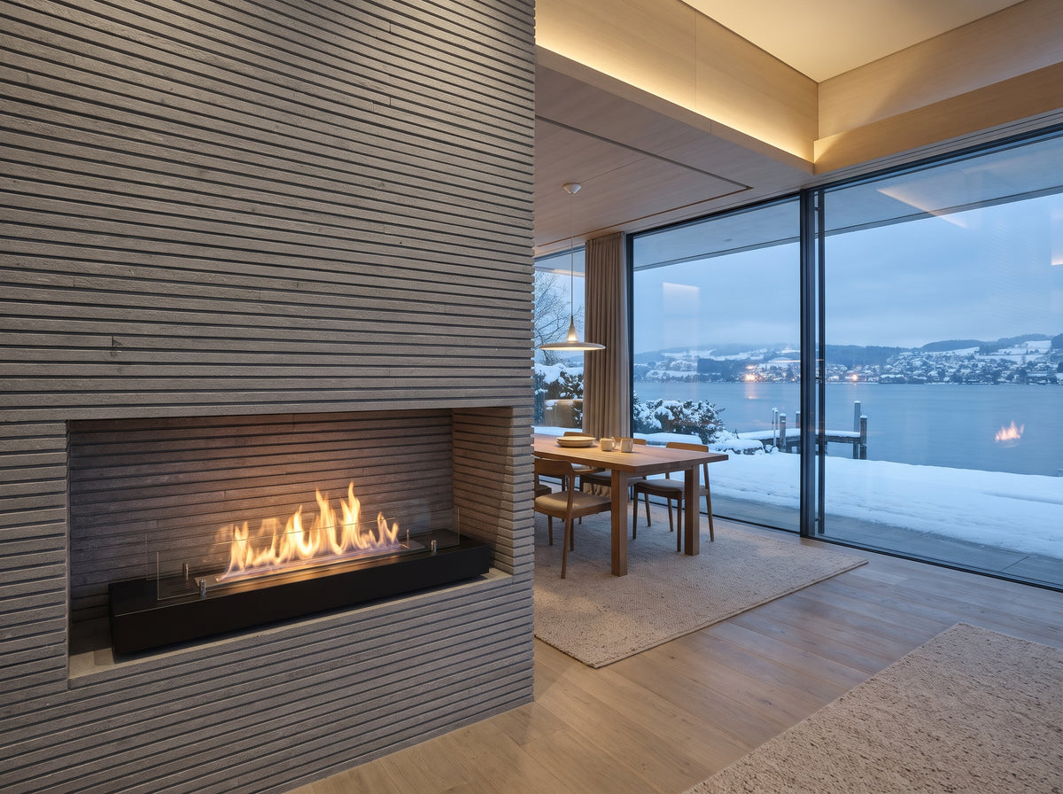LUMINA Einbau 120 Glas – Bioethanol-Brennereinsatz in einem Seehaus in Rapperswil am Winterabend (Wohnbeispiel, Visualisierung)