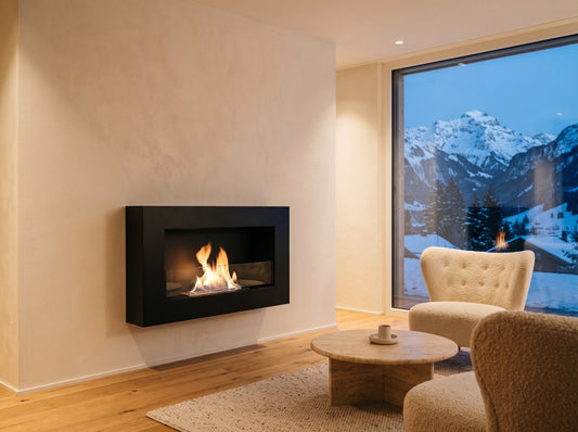 LUMINA Flammen 650 Box Glas – Bioethanol-Wandkamin mit Glasscheibe in einem Chalet in Engelberg mit Blick auf den Titlis (Wohnbeispiel, Visualisierung) – Schwarz strukturiert