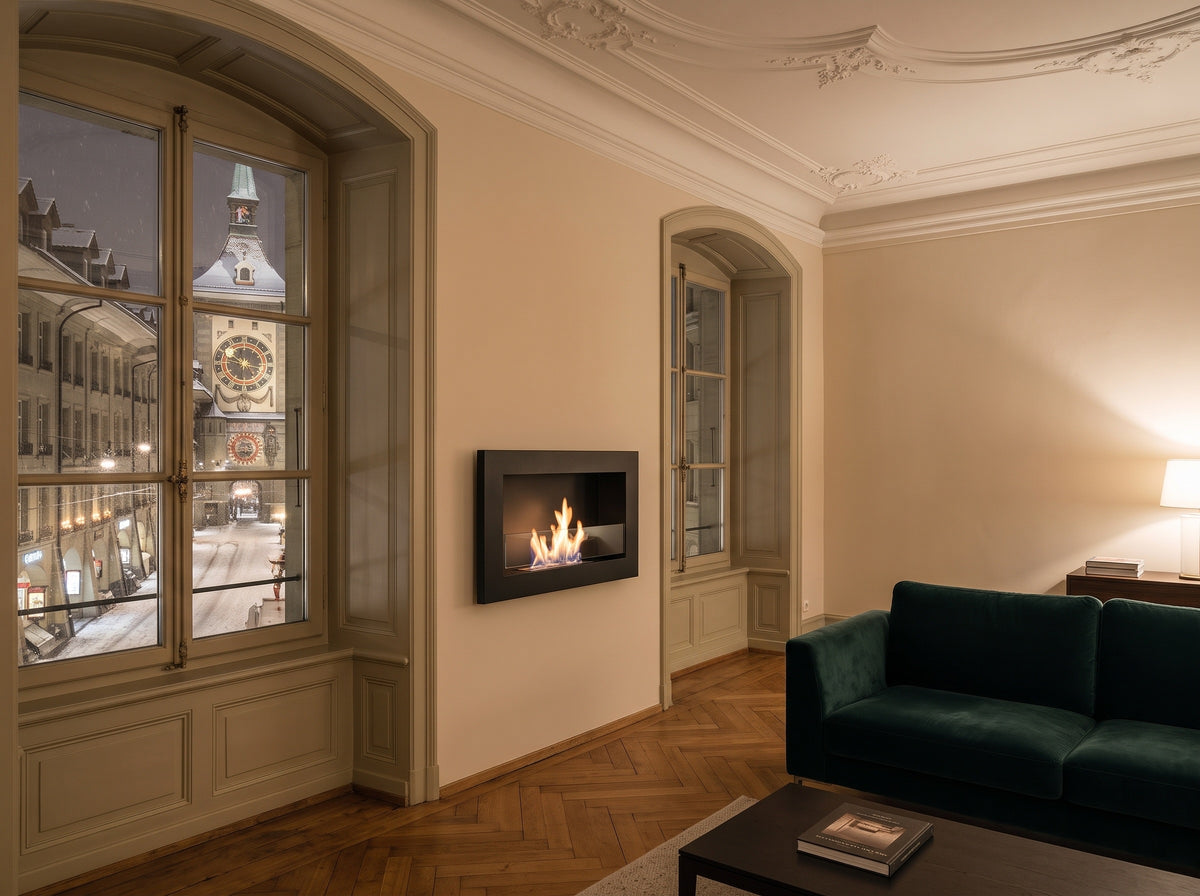 LUMINA Flammen 650 Slim – Bioethanol-Wandkamin in einer Altstadtwohnung in Bern mit Blick auf den Zytglogge (Wohnbeispiel, Visualisierung)