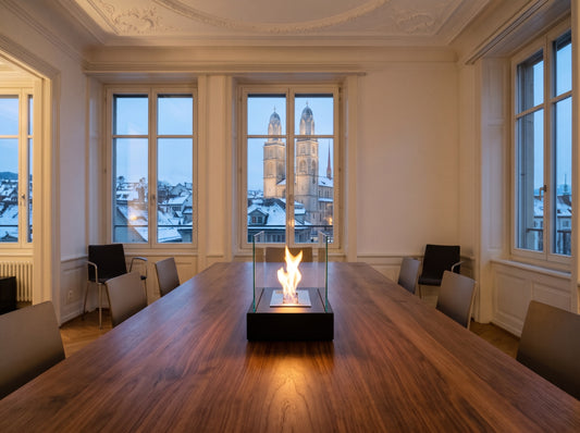 LUMINA Glow – Bioethanol-Tischkamin in einem Esszimmer in der Zürcher Altstadt (Wohnbeispiel, Visualisierung)