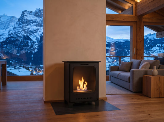 LUMINA Koza Mini – Freistehender Bioethanol-Kamin mit Glasscheibe in einem Chalet in Grindelwald mit Blick auf den Eiger (Wohnbeispiel, Visualisierung)