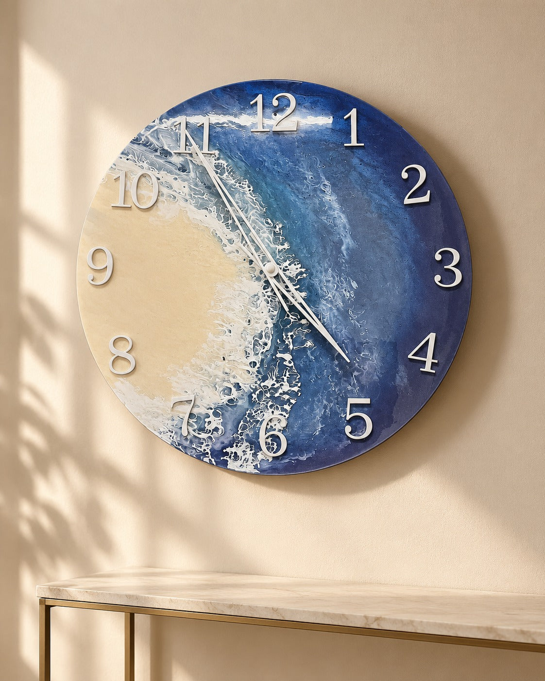 LUMINA Meerblau – Wanduhr aus Epoxidharz an einer hellen Wand (Wohnbeispiel, Visualisierung)