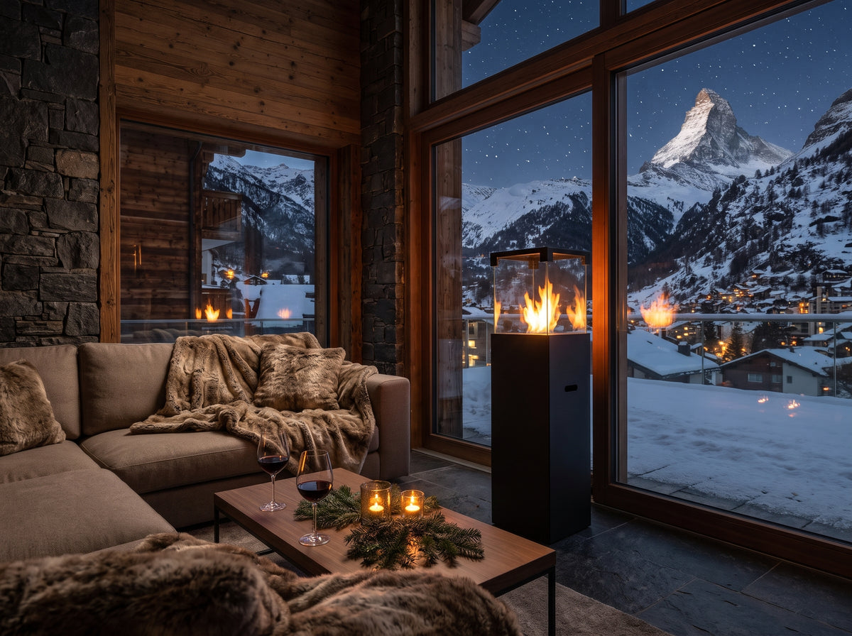 LUMINA Patio – Freistehender Bioethanol-Kamin in einem Chalet mit Blick auf das Matterhorn in einer Winternacht (Wohnbeispiel, Visualisierung) – Schwarz matt