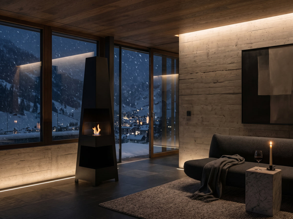 LUMINA Pyramid Garden – Freistehender Bioethanol-Kamin in einem Penthouse in Andermatt in einer Schneenacht (Wohnbeispiel, Visualisierung)
