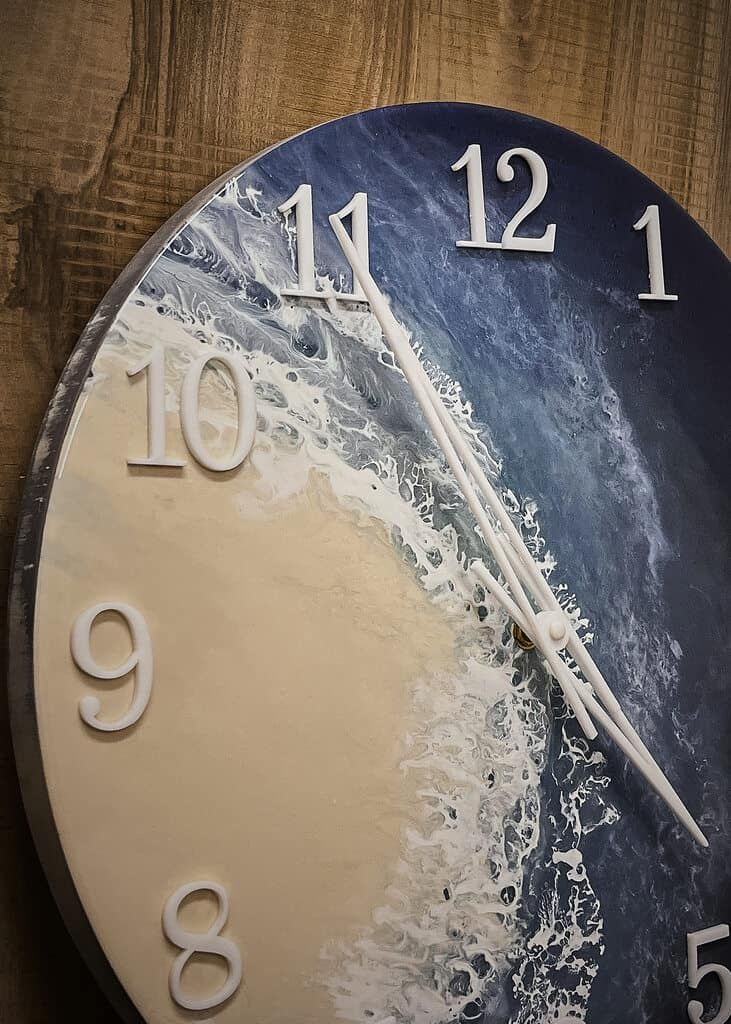 LUMINA Meerblau – Epoxidharz Wanduhr Exklusivkollektion – Ansicht 2 | IgnisLumina