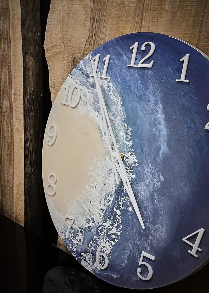 LUMINA Meerblau – Epoxidharz Wanduhr Exklusivkollektion – Ansicht 4 | IgnisLumina