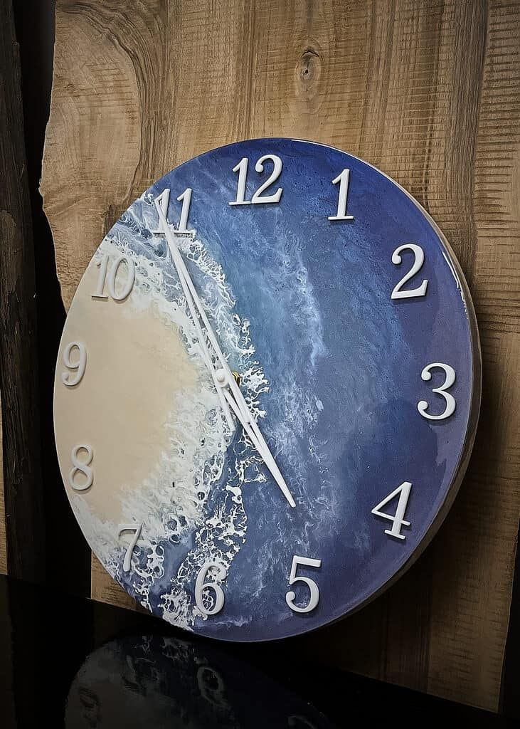 LUMINA Meerblau – Epoxidharz Wanduhr Exklusivkollektion – Ansicht 3 | IgnisLumina