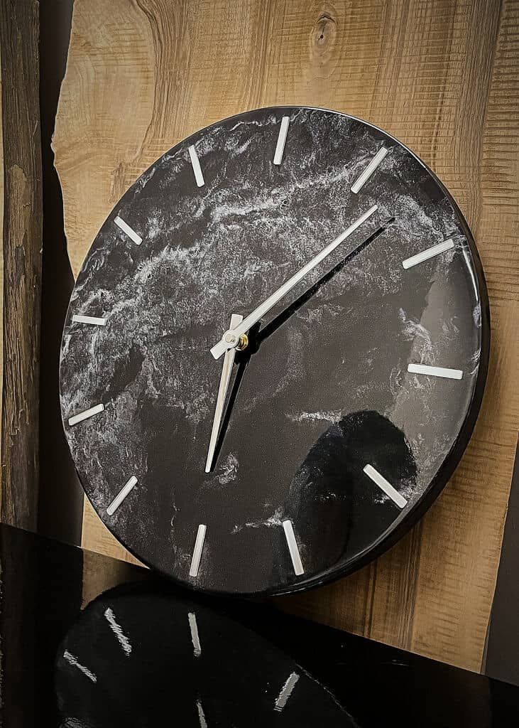 LUMINA Schwarz – Epoxidharz Wanduhr Exklusivkollektion | Premium Design Schweiz