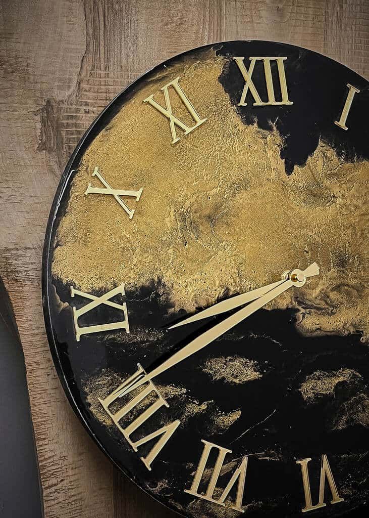 LUMINA Gold – Epoxidharz Wanduhr Exklusivkollektion – Ansicht 3 | IgnisLumina