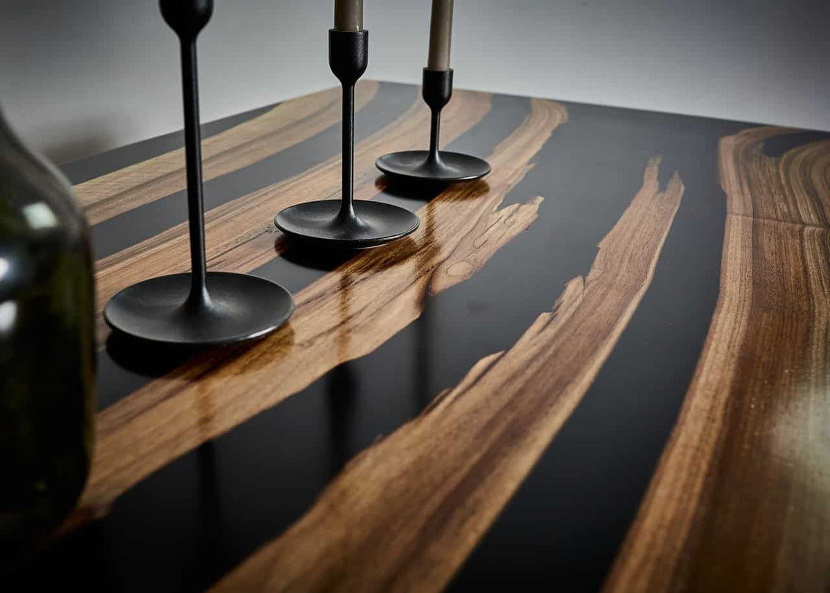 LUMINA Diamant Noir – Table à manger en noyer et résine époxy