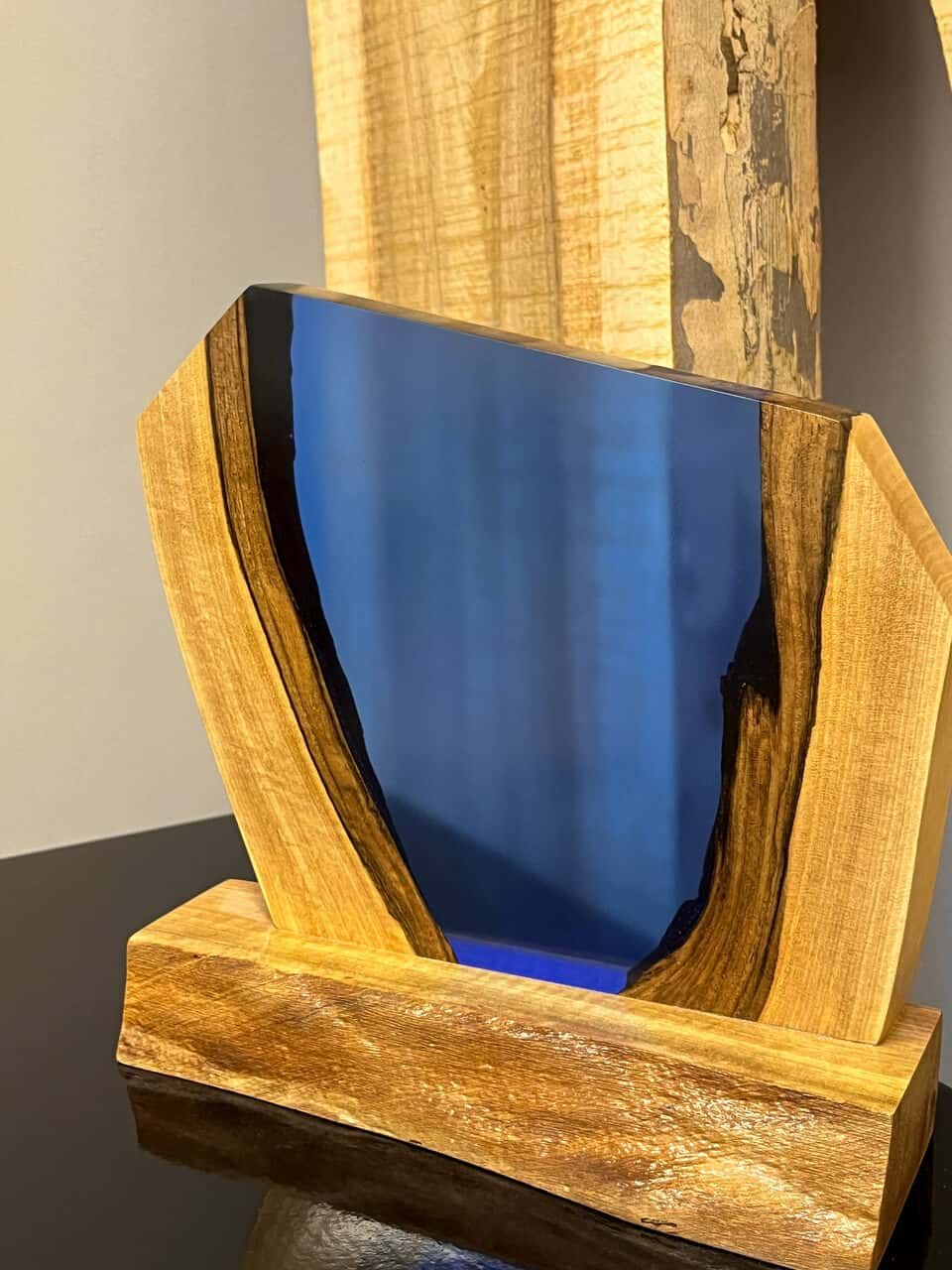 LUMINA Holzlampe mit Epoxidharz Blaue Ember – Epoxidharz Lampe Exklusivkollektion | Premium Design Schweiz