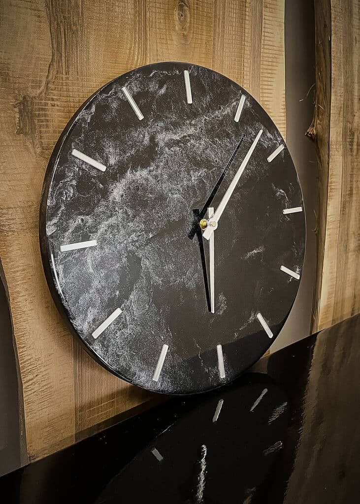 LUMINA Schwarz – Epoxidharz Wanduhr Exklusivkollektion – Ansicht 2 | IgnisLumina