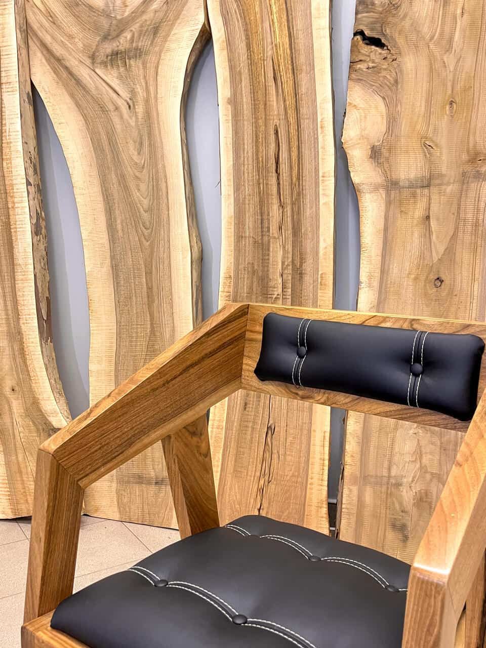 LUMINA Massivholz Stuhl mit Kunstleder Lux – Massivholz Stuhl Exklusivkollektion – Ansicht 3 | IgnisLumina