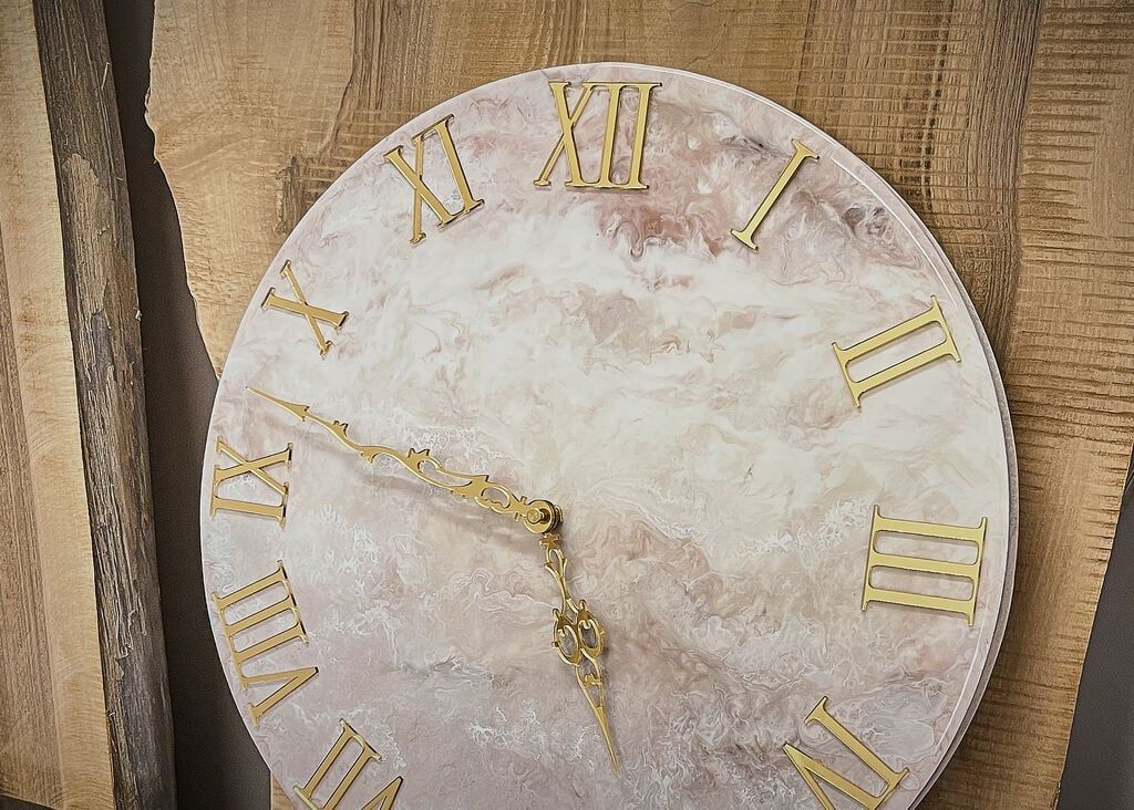 LUMINA Rosé Marmor – Epoxidharz Wanduhr Exklusivkollektion – Ansicht 4 | IgnisLumina