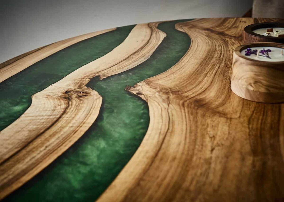 LUMINA Smaragd – Runder Esstisch aus Nussbaum & Epoxidharz