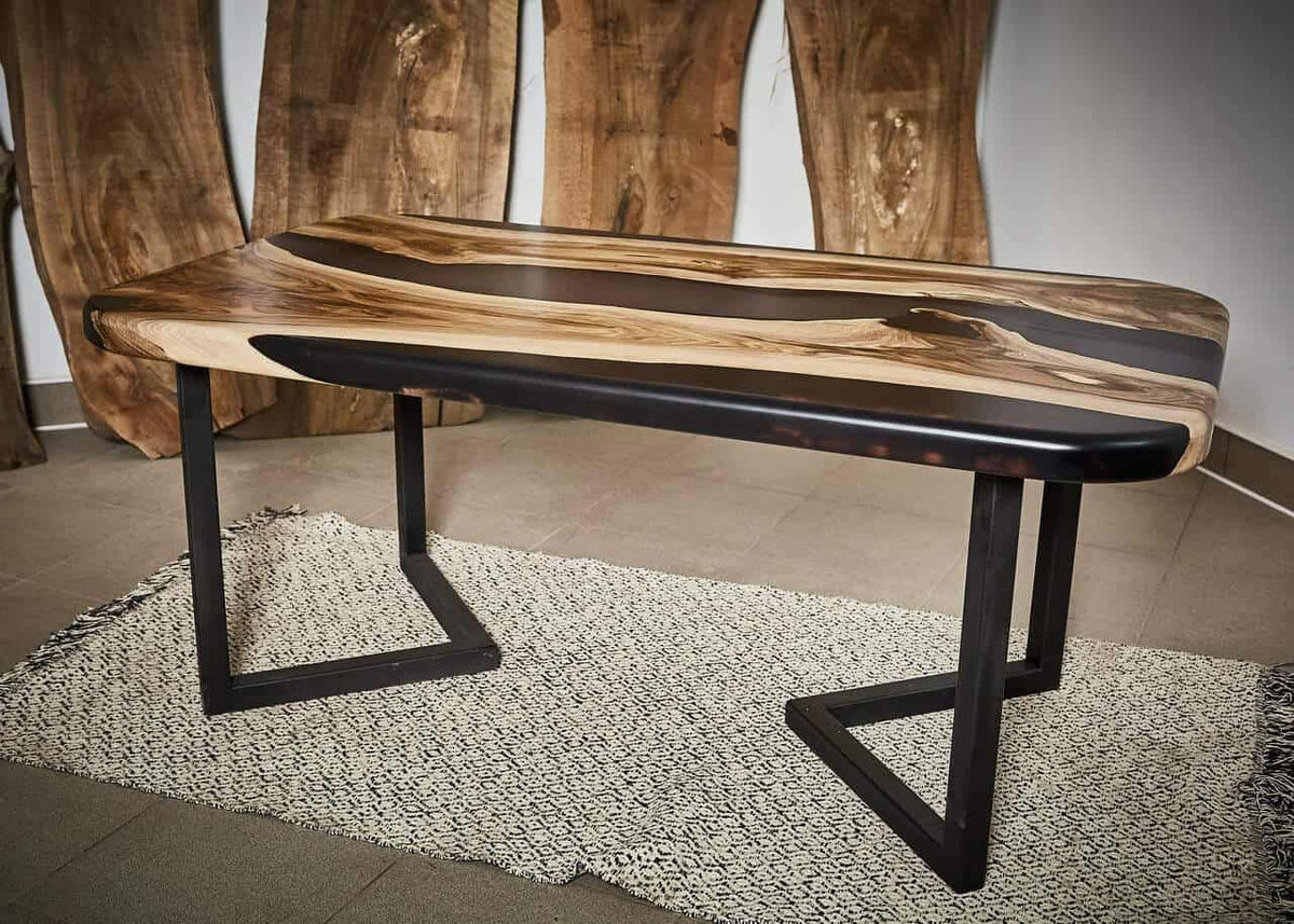 LUMINA Novus – Couchtisch aus Nussbaum & Epoxidharz