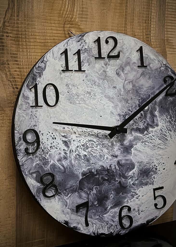 LUMINA Grau – Epoxidharz Wanduhr Exklusivkollektion – Ansicht 3 | IgnisLumina