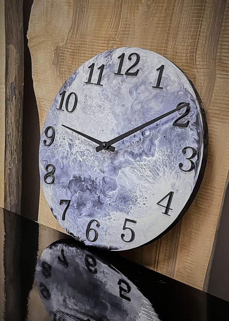 LUMINA Grau – Epoxidharz Wanduhr Exklusivkollektion – Ansicht 2 | IgnisLumina