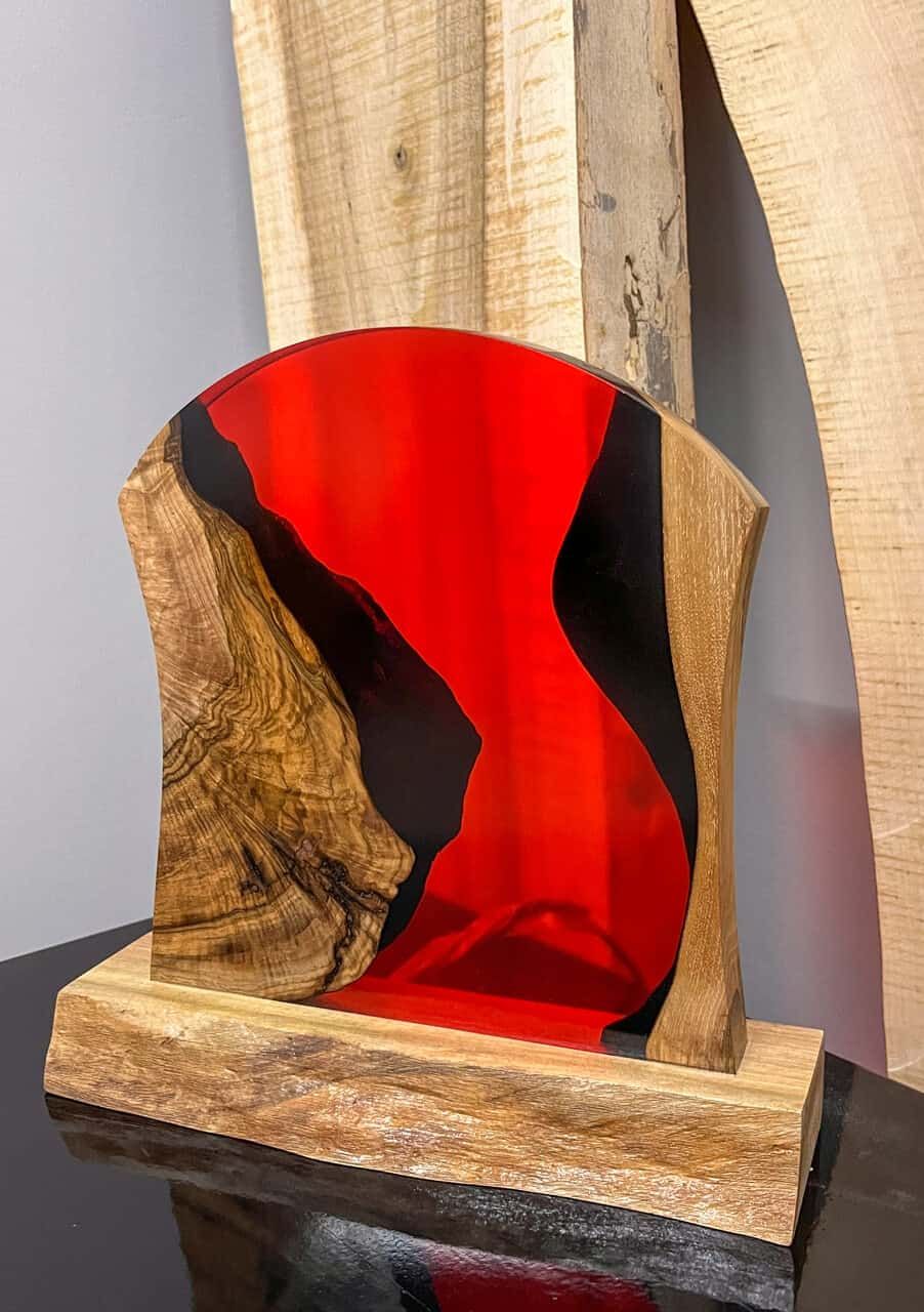 LUMINA Holzlampe mit Epoxidharz Rote Flamme – Epoxidharz Lampe Exklusivkollektion | Premium Design Schweiz