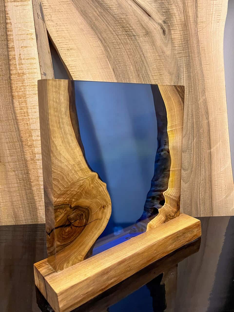 LUMINA Holzlampe mit Epoxidharz Blaue Scarlet – Epoxidharz Lampe Exklusivkollektion – Ansicht 2 | IgnisLumina