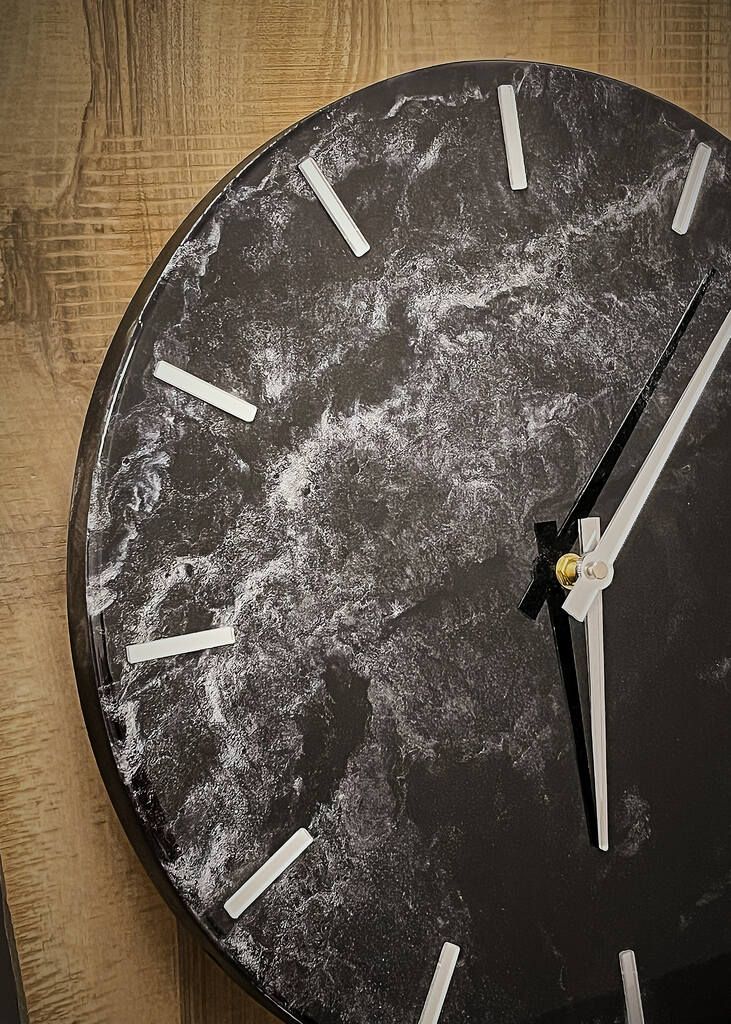 LUMINA Schwarz – Epoxidharz Wanduhr Exklusivkollektion – Ansicht 3 | IgnisLumina