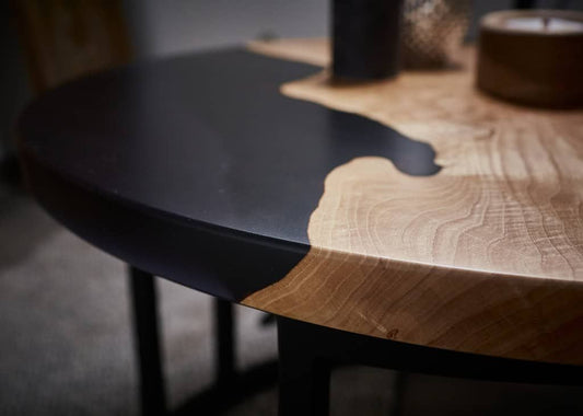 LUMINA Terra – Runder Couchtisch aus Esche & Epoxidharz