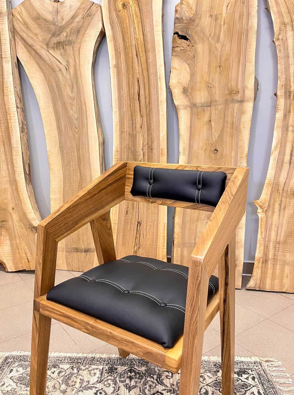LUMINA Massivholz Stuhl mit Kunstleder Lux – Massivholz Stuhl Exklusivkollektion – Ansicht 2 | IgnisLumina