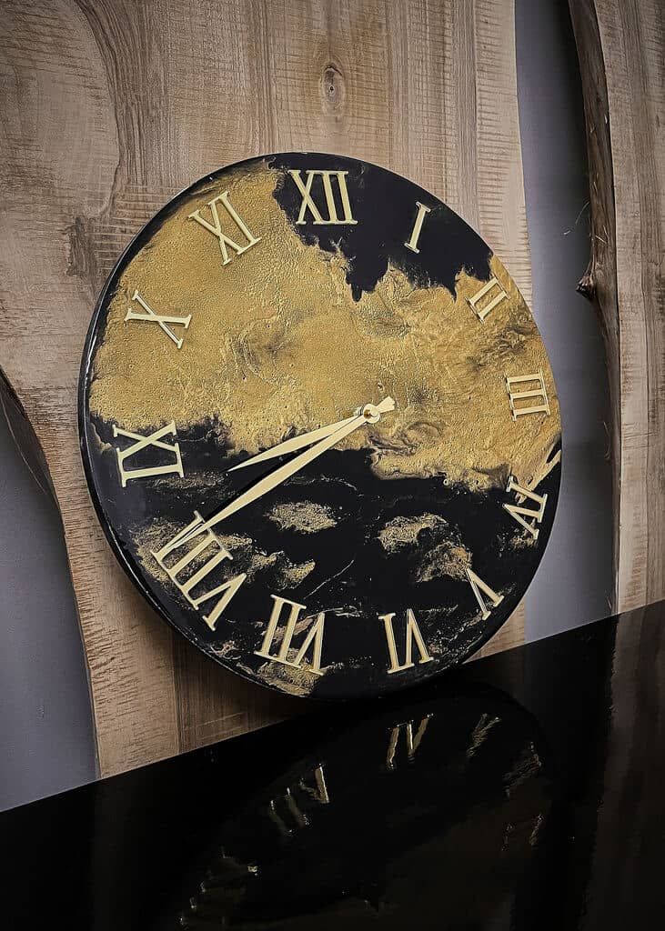 LUMINA Gold – Epoxidharz Wanduhr Exklusivkollektion – Ansicht 4 | IgnisLumina