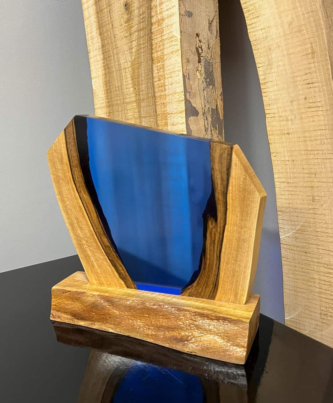 LUMINA Holzlampe mit Epoxidharz Blaue Ember – Epoxidharz Lampe Exklusivkollektion – Ansicht 2 | IgnisLumina