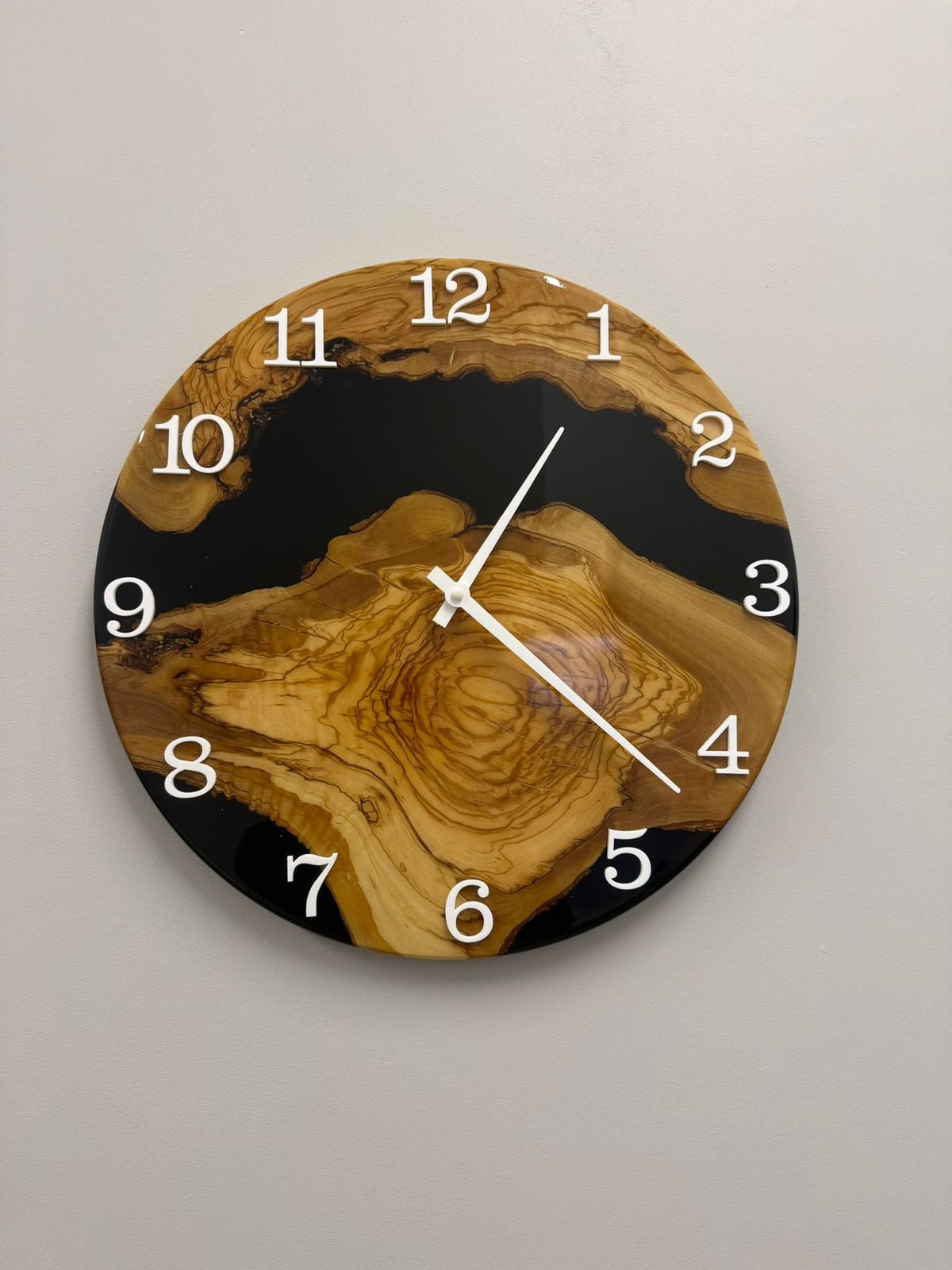 LUMINA Midnight Black – Walnut & Epoxy Resin Wall Clock, Ø 40 cm