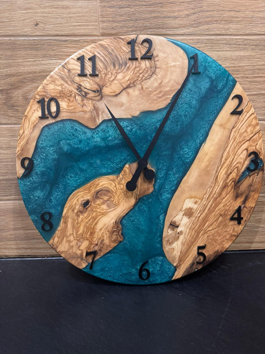 LUMINA Tiefblau – Wanduhr aus Nussbaum & Epoxidharz, Ø 40 cm