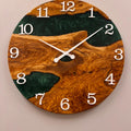 LUMINA Waldgrün – Wanduhr aus Nussbaum & Epoxidharz, Ø 40 cm