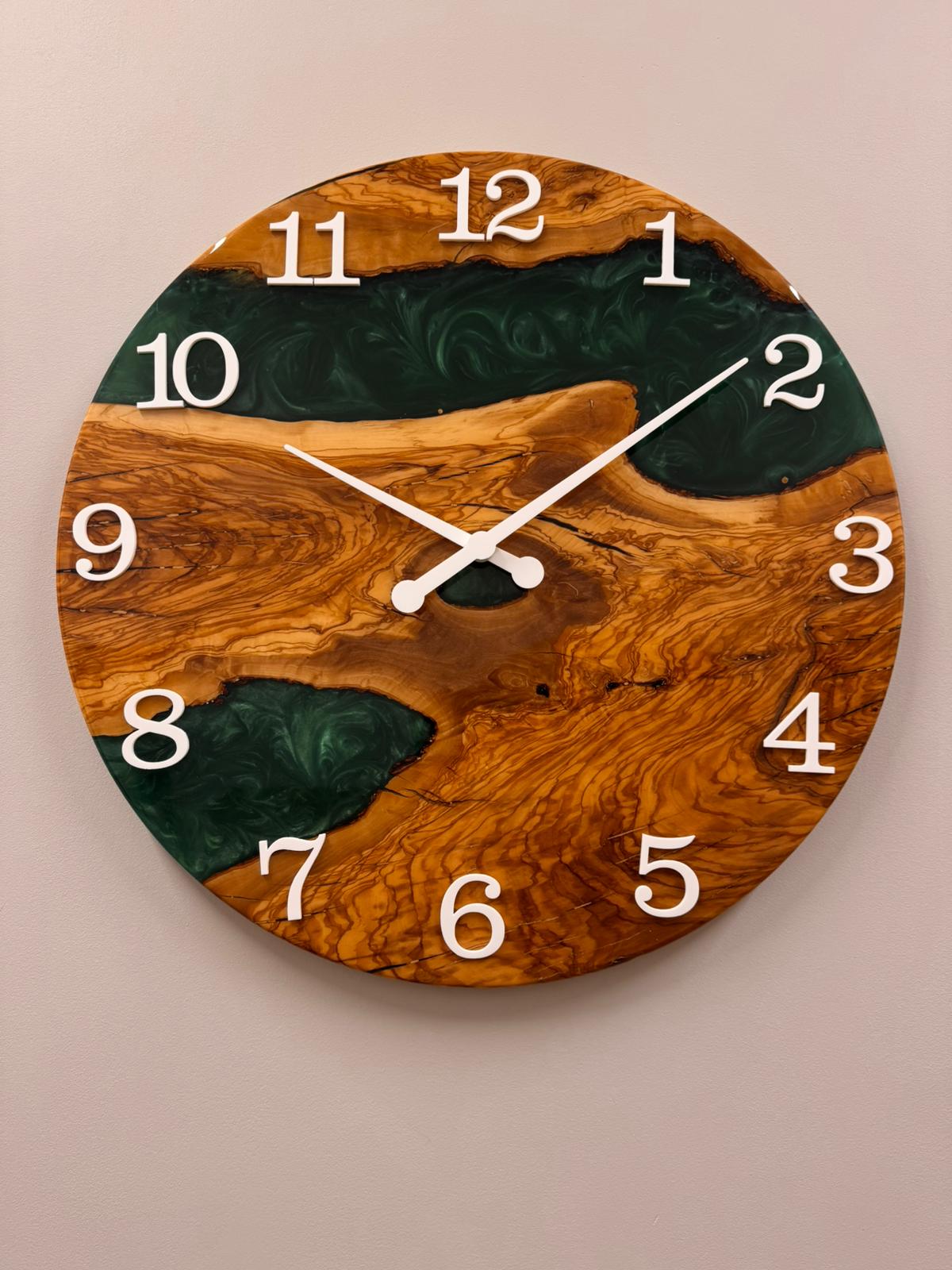 LUMINA Waldgrün – Wanduhr aus Nussbaum & Epoxidharz, Ø 40 cm